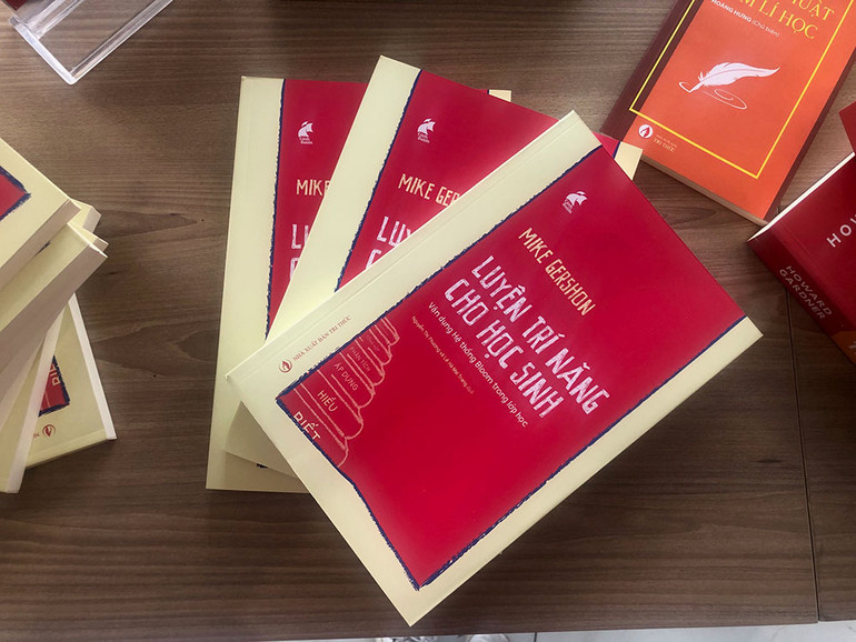 Sách “Luyện trí năng cho học sinh”.