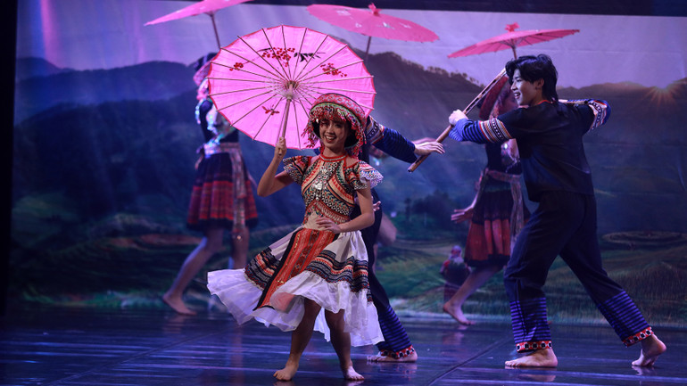 Múa gậy sinh tiền Tây Bắc. Múa gậy sinh tiền Tây Bắc.