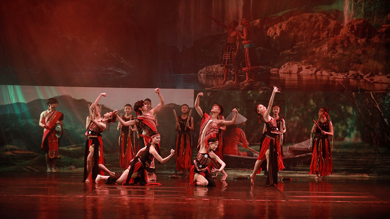 Vũ điệu cồng chiêng Tây Nguyên. Vũ điệu cồng chiêng Tây Nguyên.