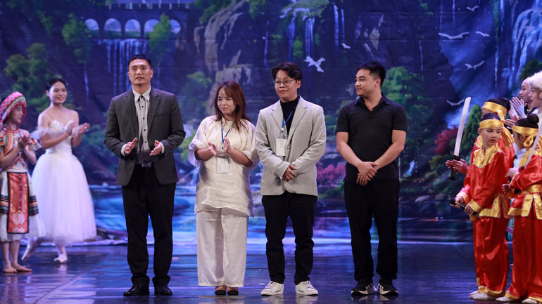 Tổng đạo diễn Vũ Hồng Quân và ê-kíp. Tổng đạo diễn Vũ Hồng Quân và ê-kíp.