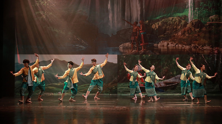 Múa gáo dừa của dân tộc Khmer trong vở diễn. Múa gáo dừa của dân tộc Khmer trong vở diễn.