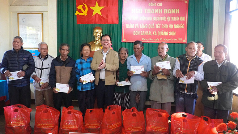 Đồng chí Ngô Thanh Danh thăm, tặng quà các hộ nghèo xã Quảng Sơn, huyện Đắk G’long, tỉnh Đắk Nông.