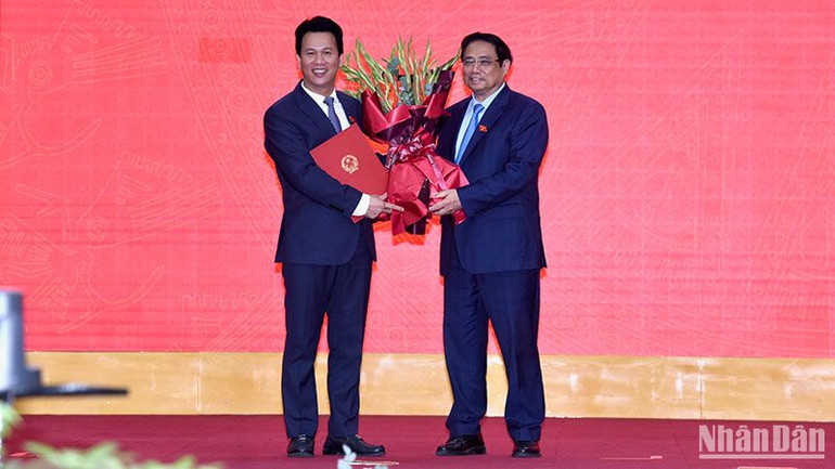 Thủ tướng Phạm Minh Chính Trao tặng hoa chúc mừng Bộ trưởng Tài nguyên và Môi trường Đặng Quốc Khánh. Thủ tướng Phạm Minh Chính Trao tặng hoa chúc mừng Bộ trưởng Tài nguyên và Môi trường Đặng Quốc Khánh.