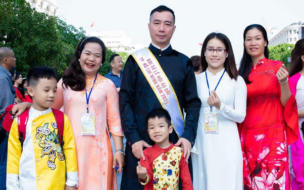 Không chỉ người lớn, những em nhỏ cũng hết sức thích thú với hoạt động diễu hành áo dài.