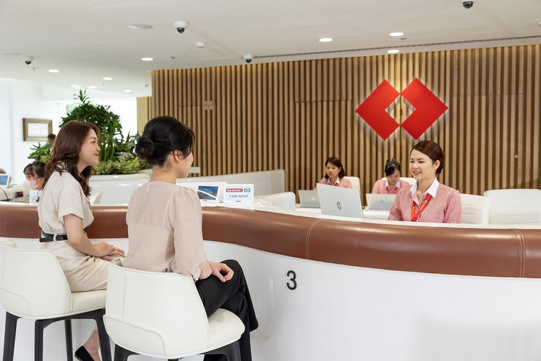 Một giao dịch tại Ngân hàng Techcombank. Một giao dịch tại Ngân hàng Techcombank.