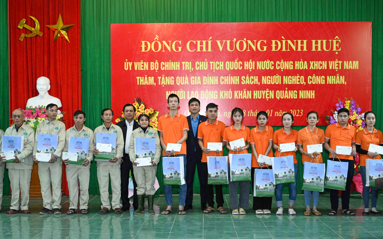 Lãnh đạo Tổng Liên đoàn Lao động Việt Nam tặng quà cho các công nhân, người lao động có hoàn cảnh khó khăn.