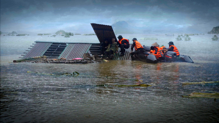 Cảnh cứu hộ dân mùa lũ.