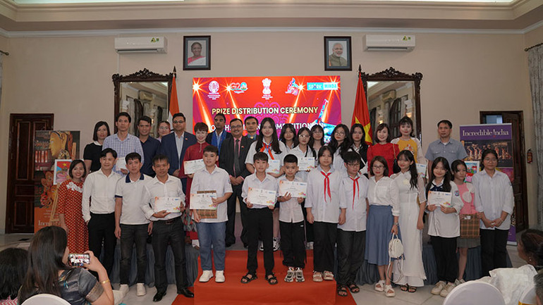 Trao giải tranh vẽ về “Kiến trúc Phật giáo Ấn Độ và Việt Nam”. Trao giải tranh vẽ về “Kiến trúc Phật giáo Ấn Độ và Việt Nam”.