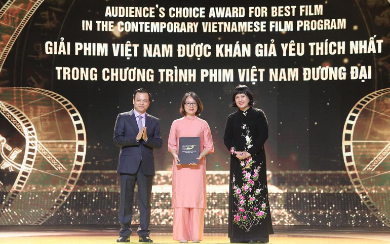 Đại diện cho ê-kíp làm phim "Bố già" nhận giải thưởng Khán giả yêu thích nhất. Đại diện cho ê-kíp làm phim "Bố già" nhận giải thưởng Khán giả yêu thích nhất.