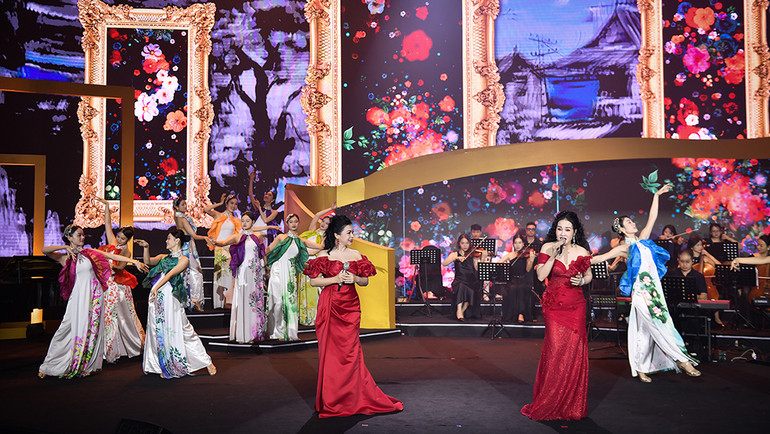 Các nghệ sĩ Hương Diệp và Khánh Ly. Các nghệ sĩ Hương Diệp và Khánh Ly.