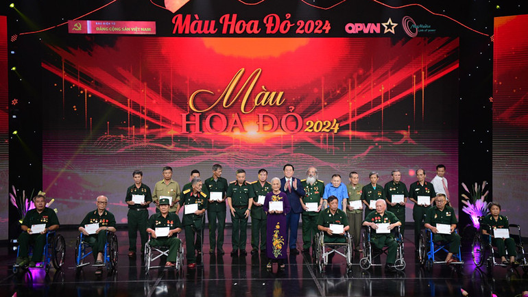 Trao quà cho các mẹ Việt Nam Anh hùng, đại diện các gia đình chính sách, các thương binh, người có công với Tổ quốc...