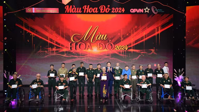 Trao quà cho các mẹ Việt Nam Anh hùng, đại diện các gia đình chính sách, các thương binh, người có công với Tổ quốc...