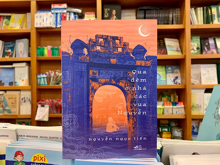 Cuốn "Qua đêm ở nhà các vua Nguyễn". (Ảnh: NHÃ NAM) Cuốn "Qua đêm ở nhà các vua Nguyễn". (Ảnh: NHÃ NAM)