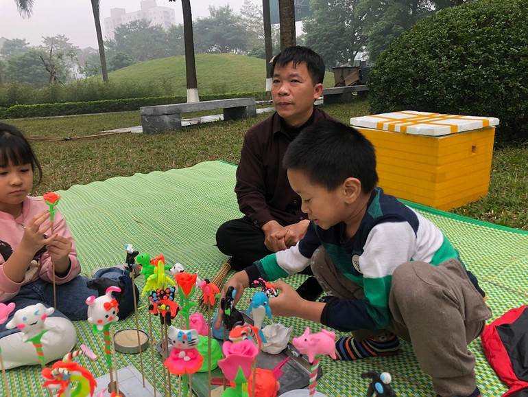 Các em nhỏ thích thú với việc tự tay làm tò he.