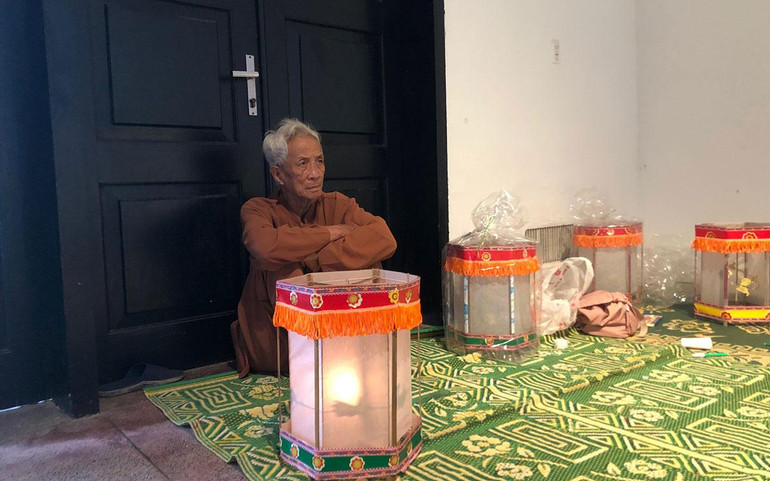 Nghệ nhân Nguyễn Văn Quyền bên một chiếc đèn đã hoàn thành.