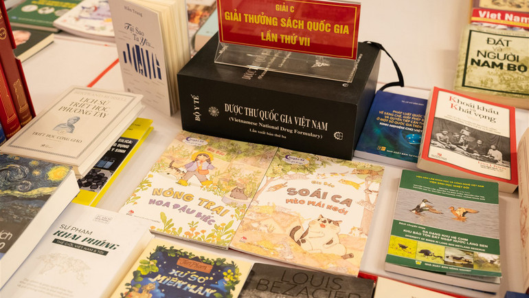 Hai cuốn sách "Nông trại Hoa Đậu Biếc" và "Soái ca Mèo Mái Ngói".