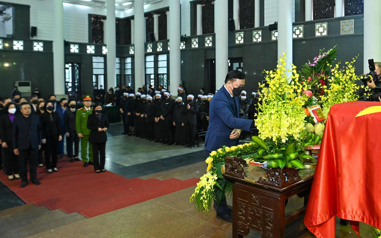 Đoàn Thành ủy, Hội đồng nhân dân, Ủy ban nhân dân, Ủy ban Mặt trận Tổ quốc Việt Nam thành phố Hà Nội do đồng chí Đinh Tiến Dũng, Ủy viên Bộ Chính trị, Bí thư Thành ủy dẫn đầu vào viếng đồng chí Vũ Oanh. Đoàn Thành ủy, Hội đồng nhân dân, Ủy ban nhân dân, Ủy ban Mặt trận Tổ quốc Việt Nam thành phố Hà Nội do đồng chí Đinh Tiến Dũng, Ủy viên Bộ Chính trị, Bí thư Thành ủy dẫn đầu vào viếng đồng chí Vũ Oanh.