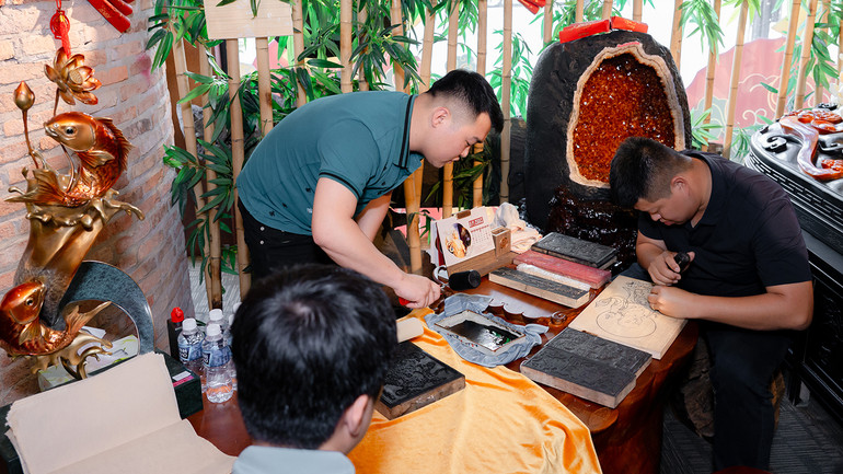 Khắc mộc bản. Khắc mộc bản.