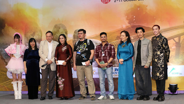 Các nghệ sĩ, khách mời tại Đêm Việt Nam. Các nghệ sĩ, khách mời tại Đêm Việt Nam.