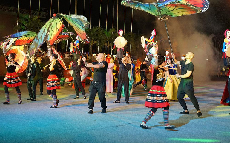 Tiết mục múa rối tại lễ hội đường phố kết nối di sản ở Ninh Bình.