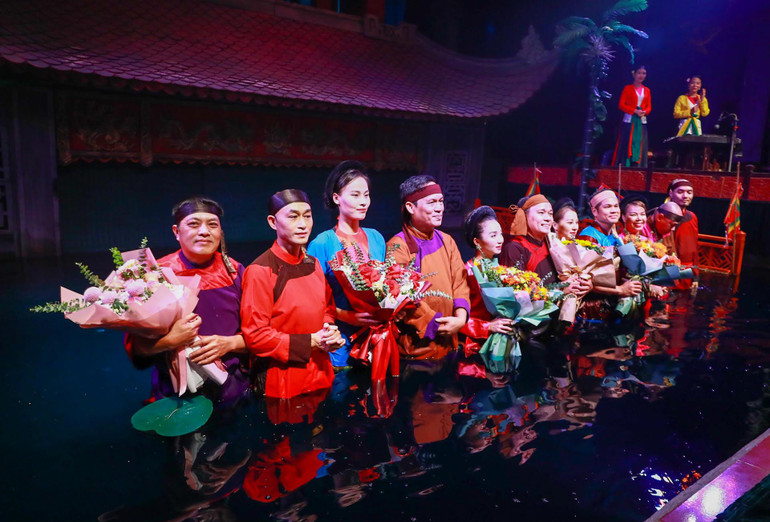 Các nghệ sĩ Nhà hát múa rối Thăng Long tại buổi biểu diễn.