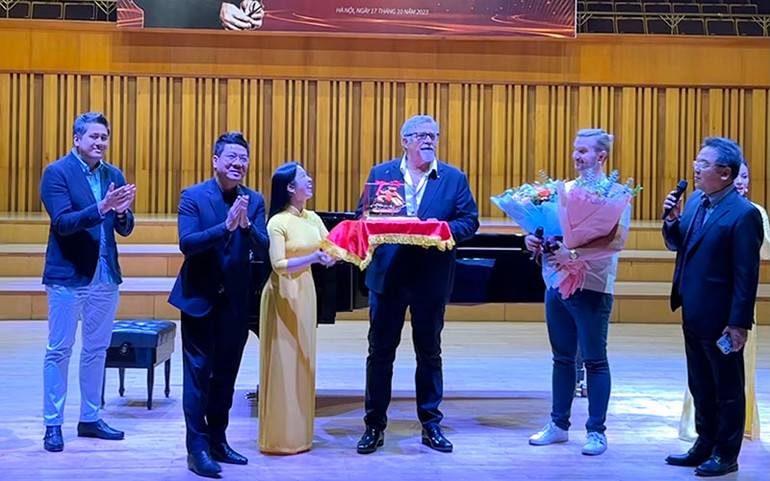 Ban Giám đốc Học viện Âm nhạc Quốc gia Việt Nam tặng quà cho nghệ sĩ Philip Quast.