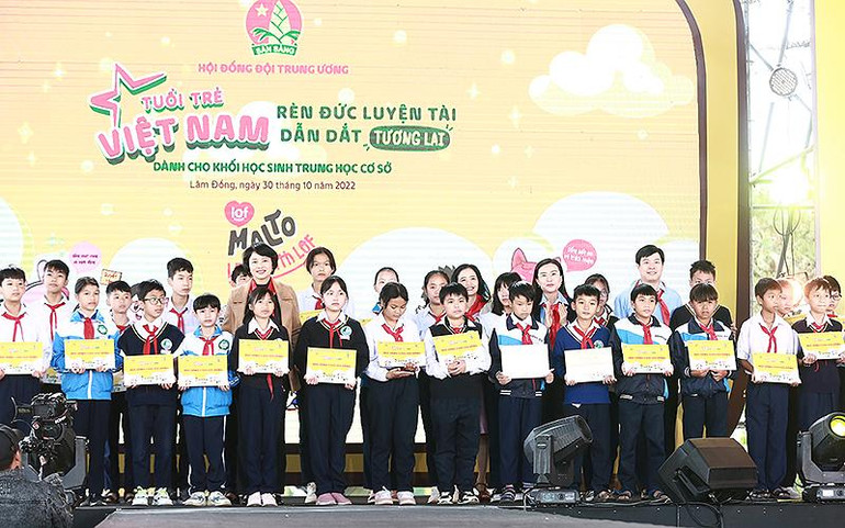 Ban tổ chức chương trình trao học bổng và quà tặng thiếu nhi vượt khó học tốt.