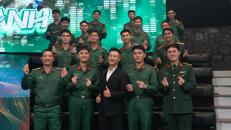 Nghệ sĩ và khán giả trong chương trình.