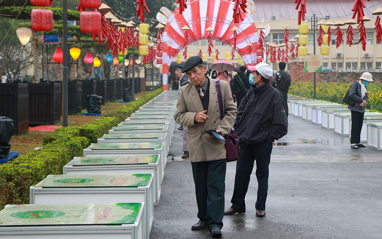 Đường thơ trích những câu thơ của các tác giả nhiều thế hệ.