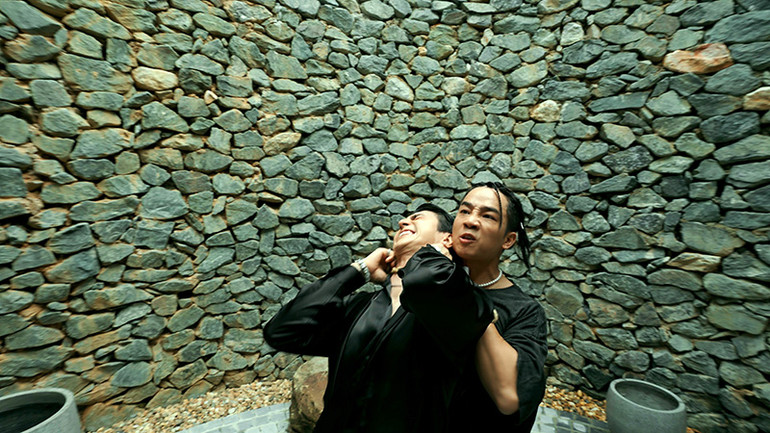 Cảnh đánh nhau với Bình An trong giếng cổ.