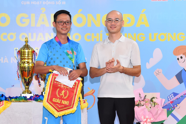 Cầu thủ Vũ Đức Duy nhận giải thưởng cho đội Báo Nhân Dân.
