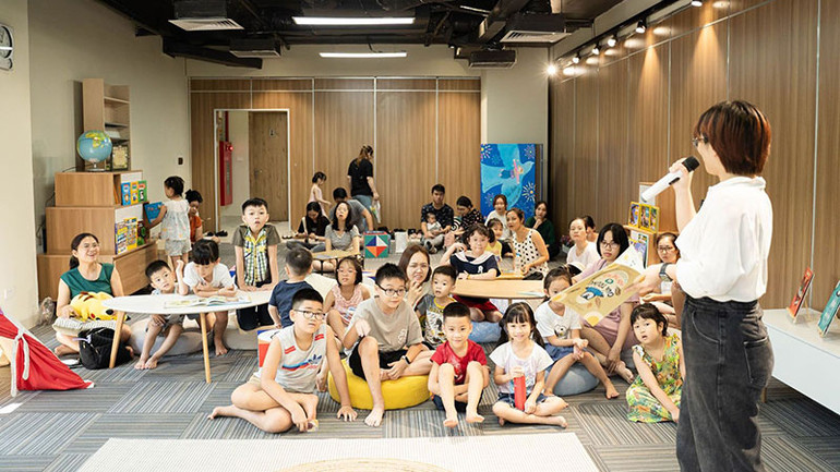 Các em nhỏ hứng thú với các trò chơi.