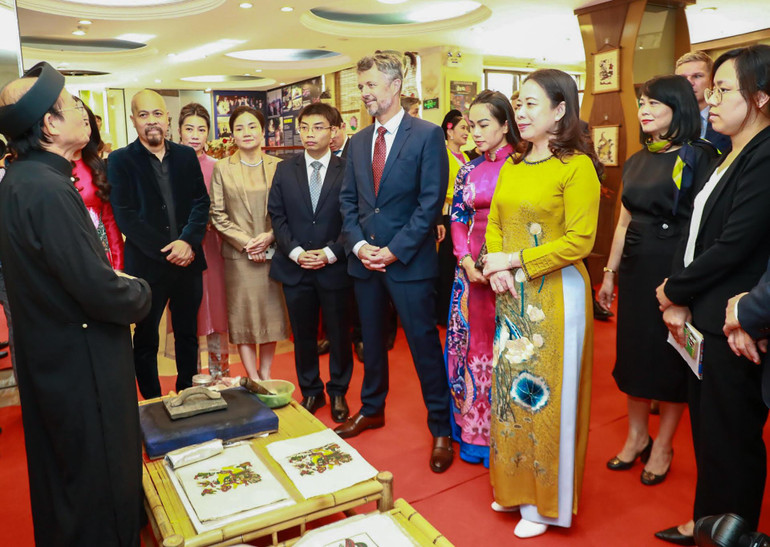 Phó Chủ tịch nước Võ Thị Ánh Xuân và Thái tử kế vị Đan Mạch nghe giới thiệu về lịch sử cũng như các nguyên liệu làm tranh Đông Hồ.