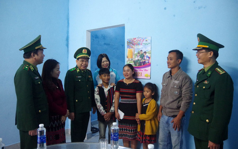 Các đại biểu động viên gia đình ông Nguyễn Hồng Tam cố gắng lao động sản xuất, chăm lo cuộc sống.