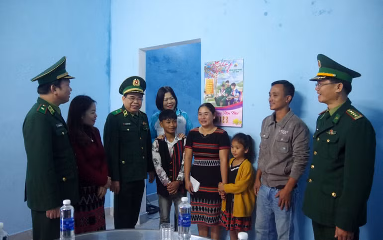 Các đại biểu động viên gia đình ông Nguyễn Hồng Tam cố gắng lao động sản xuất, chăm lo cuộc sống.