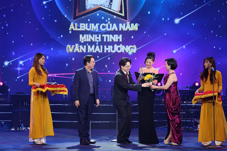 Văn Mai Hương và Hứa Kim Tuyền nhận giải Album của năm.
