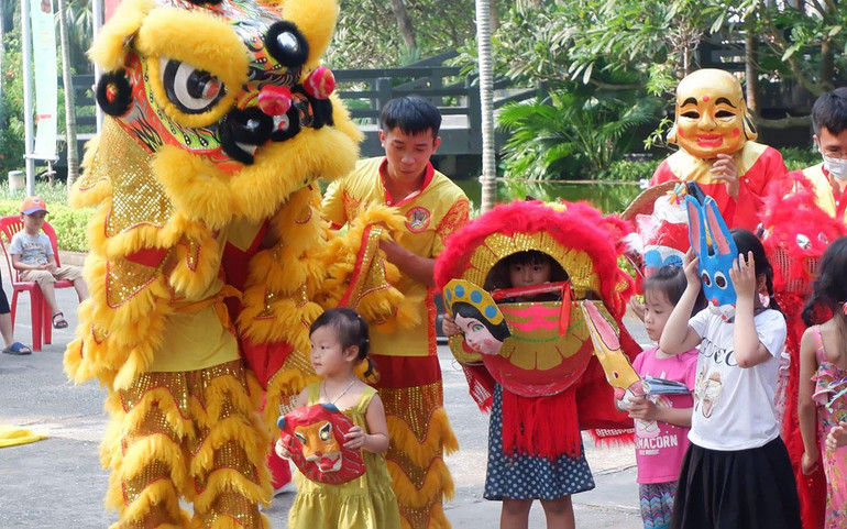 Các em nhỏ háo hức múa lân thử. (Ảnh: Bảo tàng Dân tộc học Việt Nam) Các em nhỏ háo hức múa lân thử. (Ảnh: Bảo tàng Dân tộc học Việt Nam)