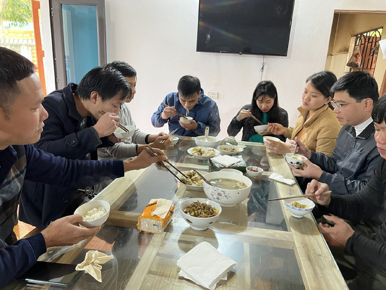 Thay vì ăn sáng bằng bún, phở, vào ngày tuần rừng, bữa sáng của cán bộ Ban quản lý Khu bảo tồn thiên nhiên Kim Hỷ là phải nấu cơm. “Cơm dằn bụng thì mới chắc dạ vì sẽ phải leo núi đá ít nhất từ 4 tiếng trở lên. Chưa kể còn phải gói cơm mang theo”, Hạt trưởng phụ trách Ban quản lý Lê Xuân Diệu chia sẻ.