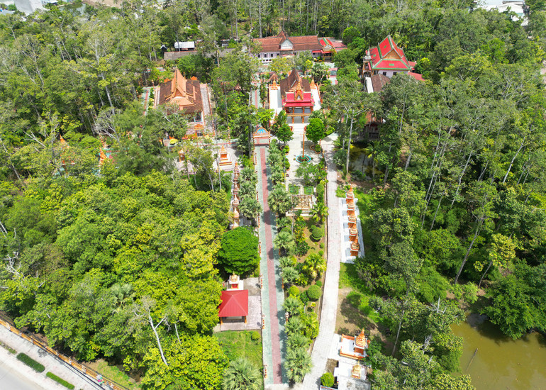 Được xây dựng từ thế kỷ thứ XIII, trên nền diện tích gần 6 ha, chùa Phướng nằm ở trung tâm thị xã Trà Vinh có 1 kiến trúc rất độc đáo khắc hẳn với các chùa khác tại Trà Vinh. Từ cổng chính đi vào chùa là hàng cột được xây dựng từ năm 2019 với những chi tiết tinh xảo trên từng biểu tượng điêu khắc, trên cột có ghi tên từng người đóng góp ủng hộ xây dựng chùa.