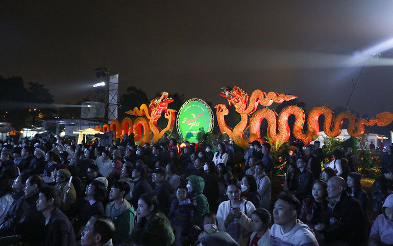 Đông đảo khán giả tham dự Đêm nghệ thuật, mặc dù trời về khuya có mưa phùn.