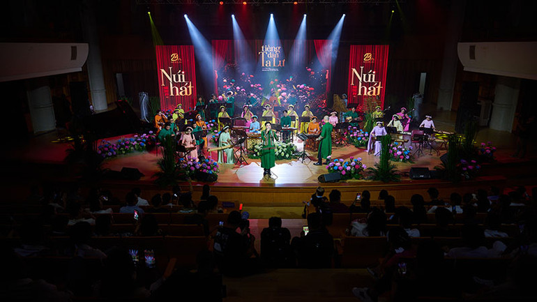 Tùng Anh trình bày một số ca khúc trong album.