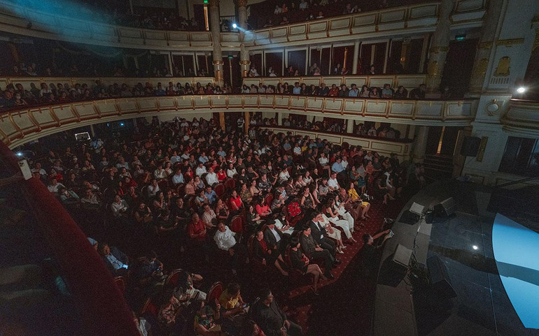 Đông đảo khán giả, người thân, bạn bè và đồng nghiệp đã đến với liveshow của Tố Nga.