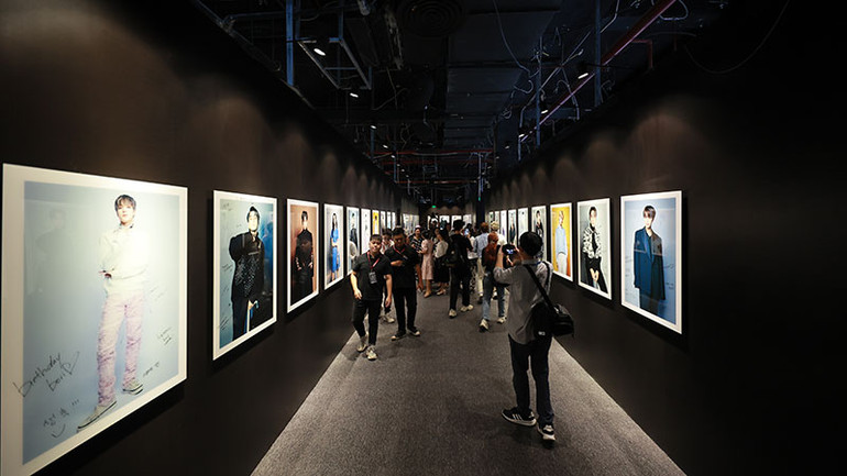 Khu vực trưng bày hình ảnh các nhóm nhạc.