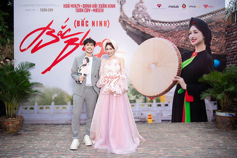 Cầu thủ Văn Toàn chia vui với Hòa Minzy.