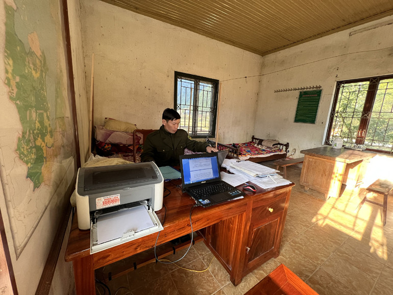 Trạm trưởng Trạm Nà Dường Đinh Duy Nhú đã gắn bó với Khu bảo tồn thiên nhiên Kim Hỷ từ năm 2009. “Nhà trạm chỉ rộng chừng 10m2, dành cho 4 kiểm lâm viên trực, vì vậy phòng ngủ cũng là phòng làm việc. Anh em góp tiền lương đi chợ, nấu ăn, trồng thêm rau xanh để cải thiện. Trung bình mỗi tuần sẽ tuần rừng ít nhất 1 lần, nhiều thì 3 đến 4 lần”, anh Nhú cho biết.