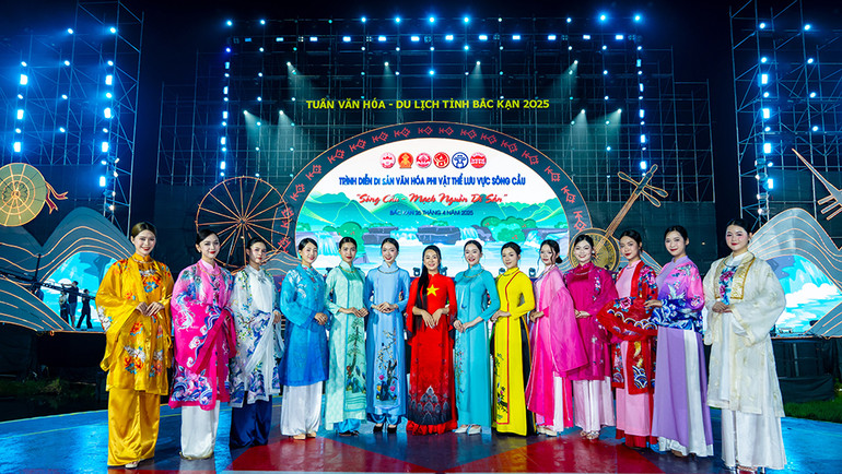 Vũ Thảo Giang và các người mẫu thể hiện các thiết kế của cô.