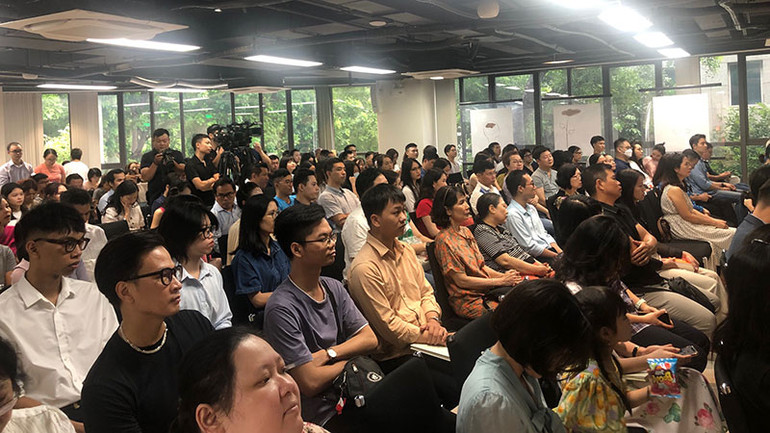 Rất đông bạn đọc đến dự buổi ra mắt sách.