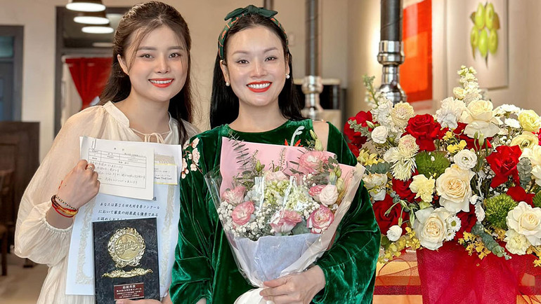 Phạm Thùy Linh và cô giáo, NSƯT Tân Nhàn.