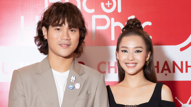 Hai diễn viên chính Trần Phong và Khả Ngân.