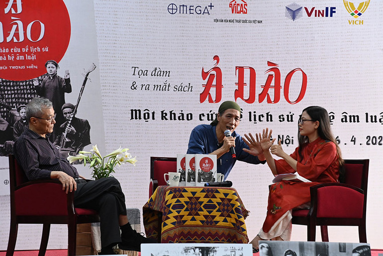 Nhà nghiên cứu Bùi Trọng Hiền chứng minh sự hiểm hóc của hệ âm luật trong hát ả đào.